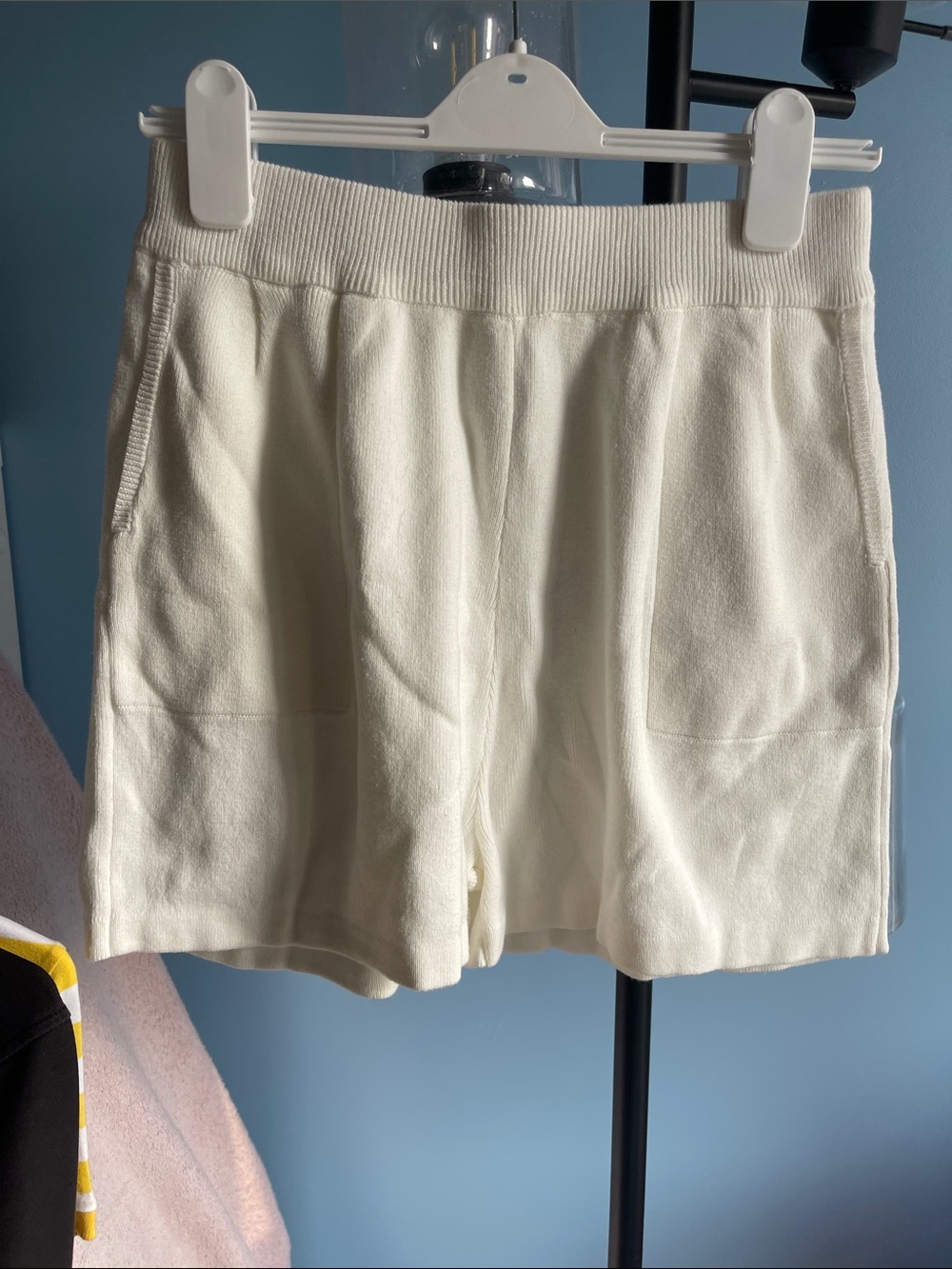 Women’s Cream Knit Pull-On Shorts
